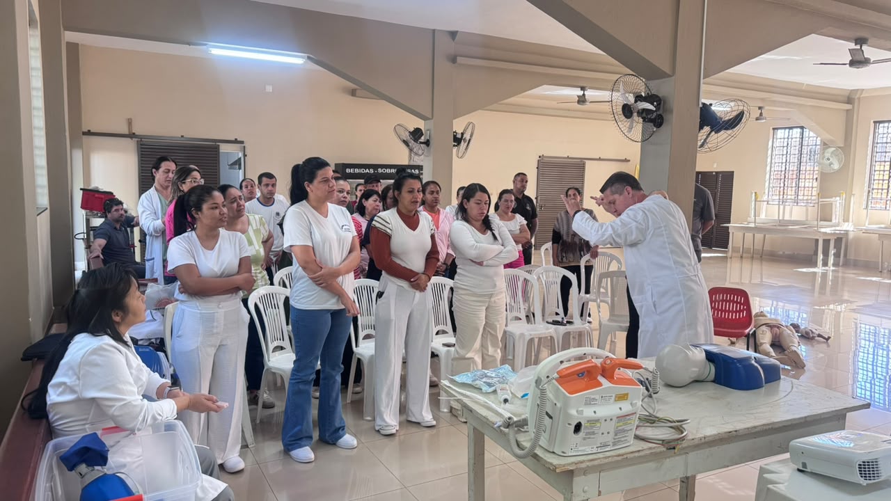 Treinamento prático com manequim e DEA