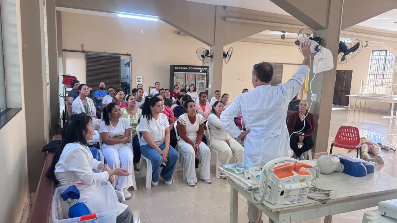 Instrutor demonstrando o uso do DEA